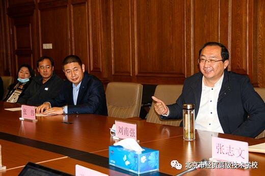 充分吸收企业社会资源